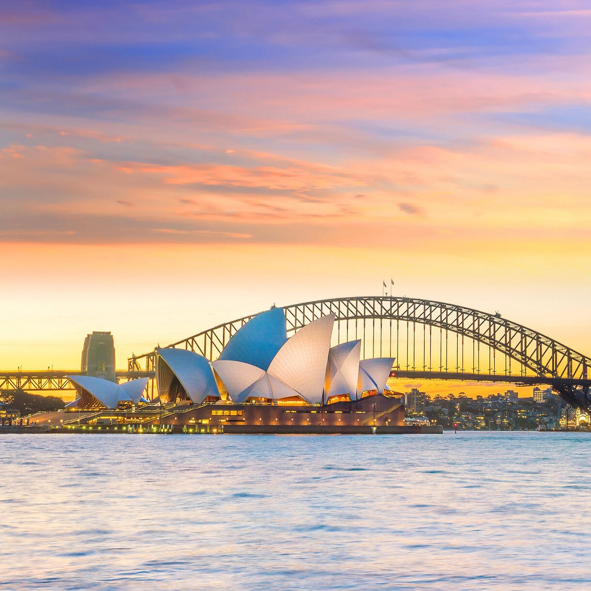 Sidney Harbor Bridge and Opera House, Australia.