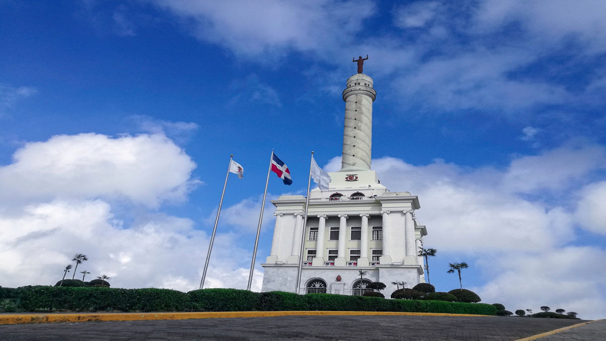 Discover Santiago City & Dominican Cigar Crafting with Lunch