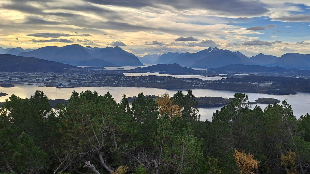 Hike to Sperrenakken Viewpoint