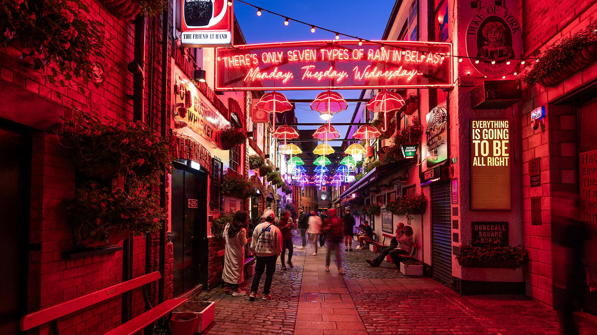Belfast City Walk & Pub Life by Night
