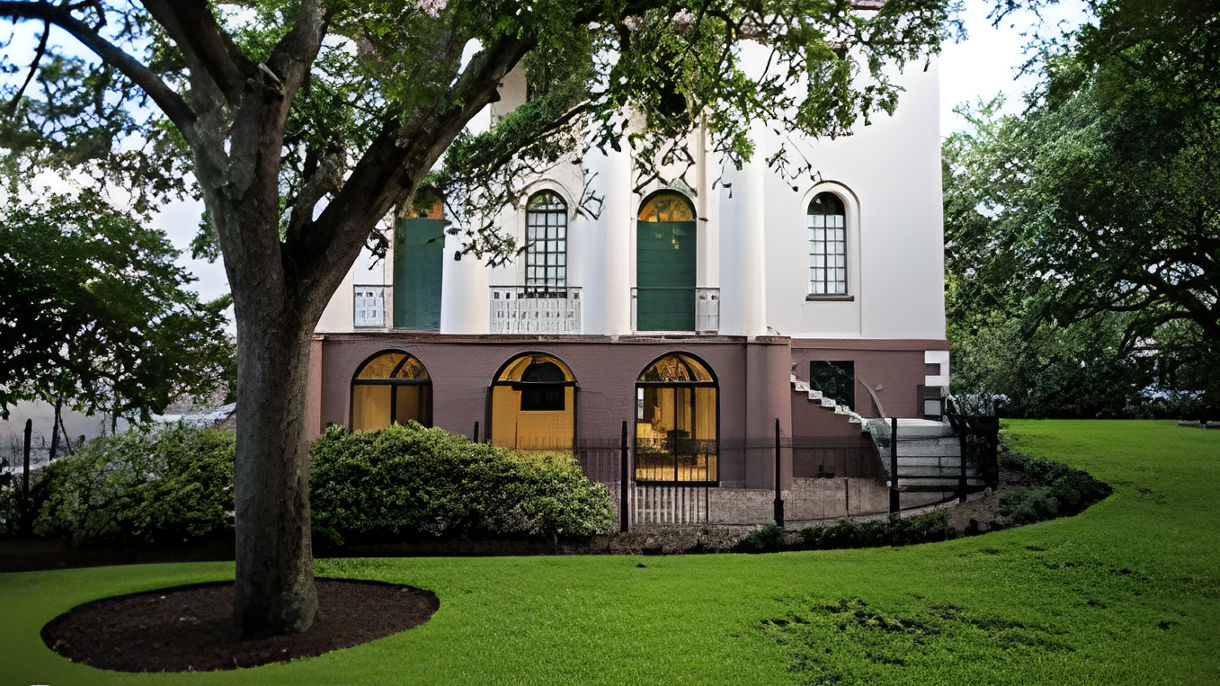 Local Connections: The Architecture Of Charleston Walking Tour with Expert Guide