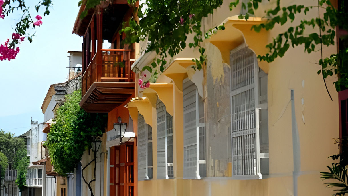 Old City Walking Tour & Las Bovedas