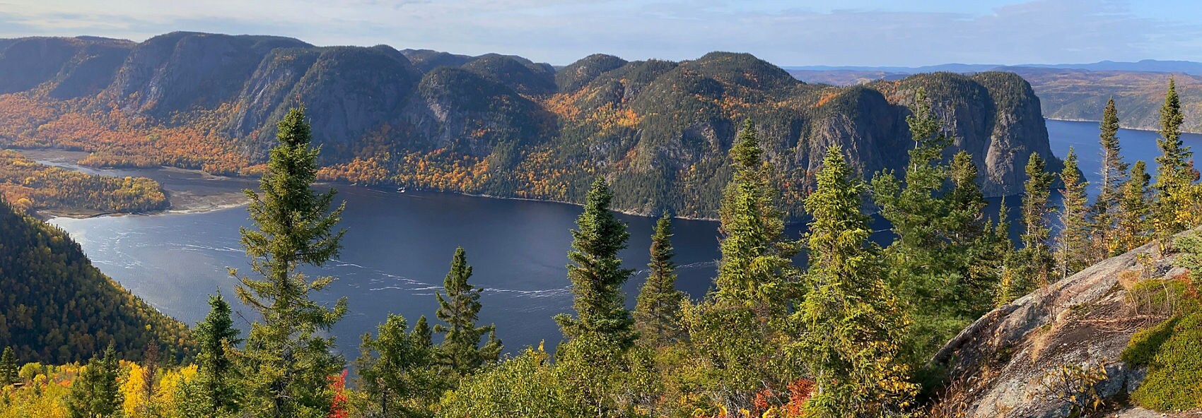 Scenic Mountain Lake View with Autumn Foliage