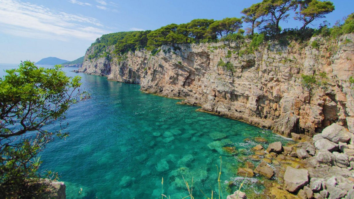 Two-stop swimming adventure by motorboat: A Small Group Tour