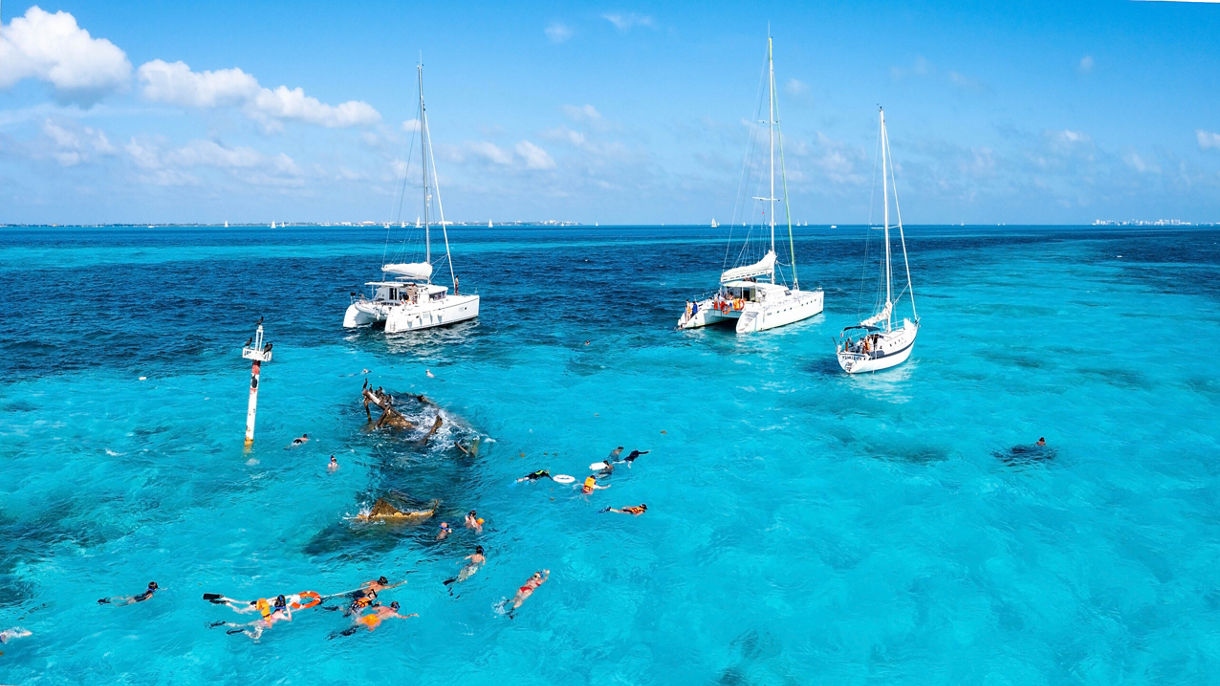 Best of Grand Turk: Scenic Catamaran Sail, Snorkel & Beach