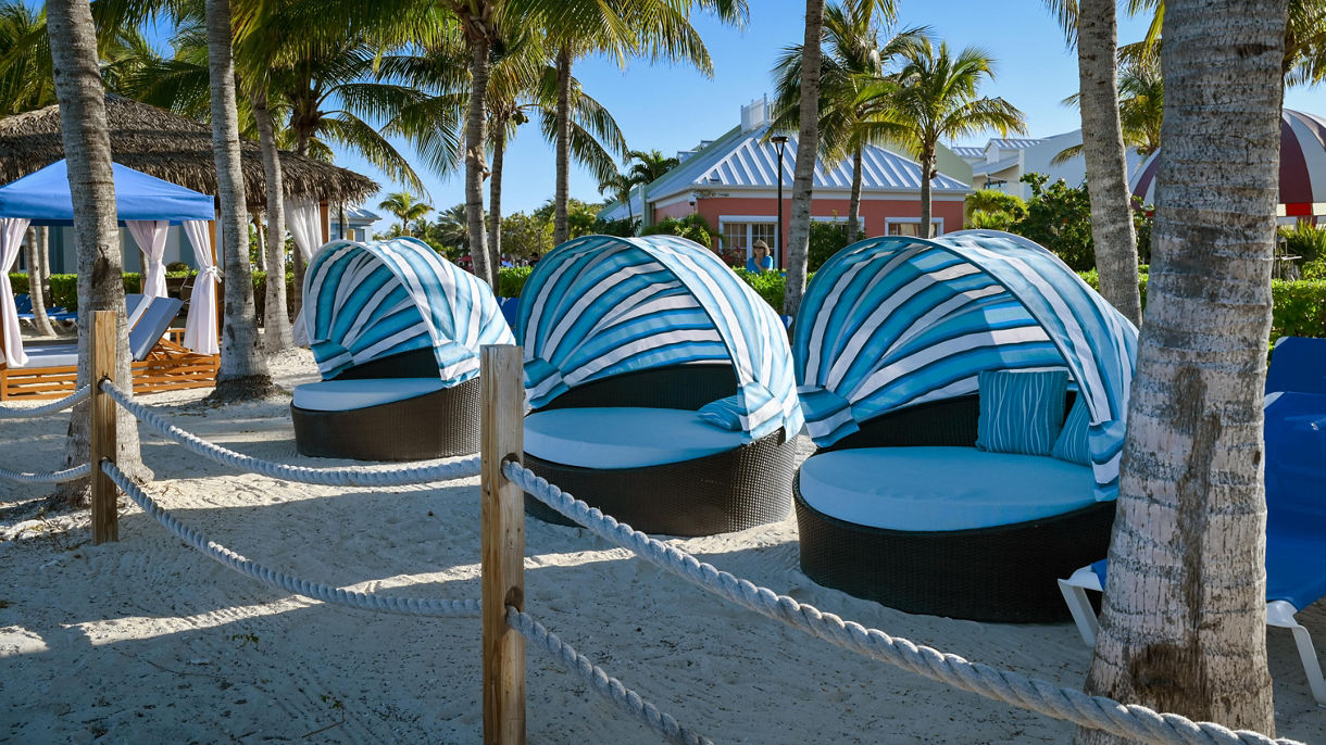Serenity Beach Clamshell Bed