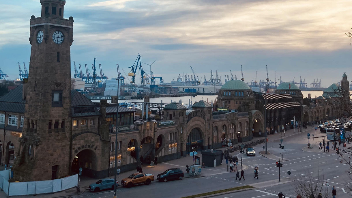 Hamburg Night Lights: Panoramic Drive & Bavarian Dinner