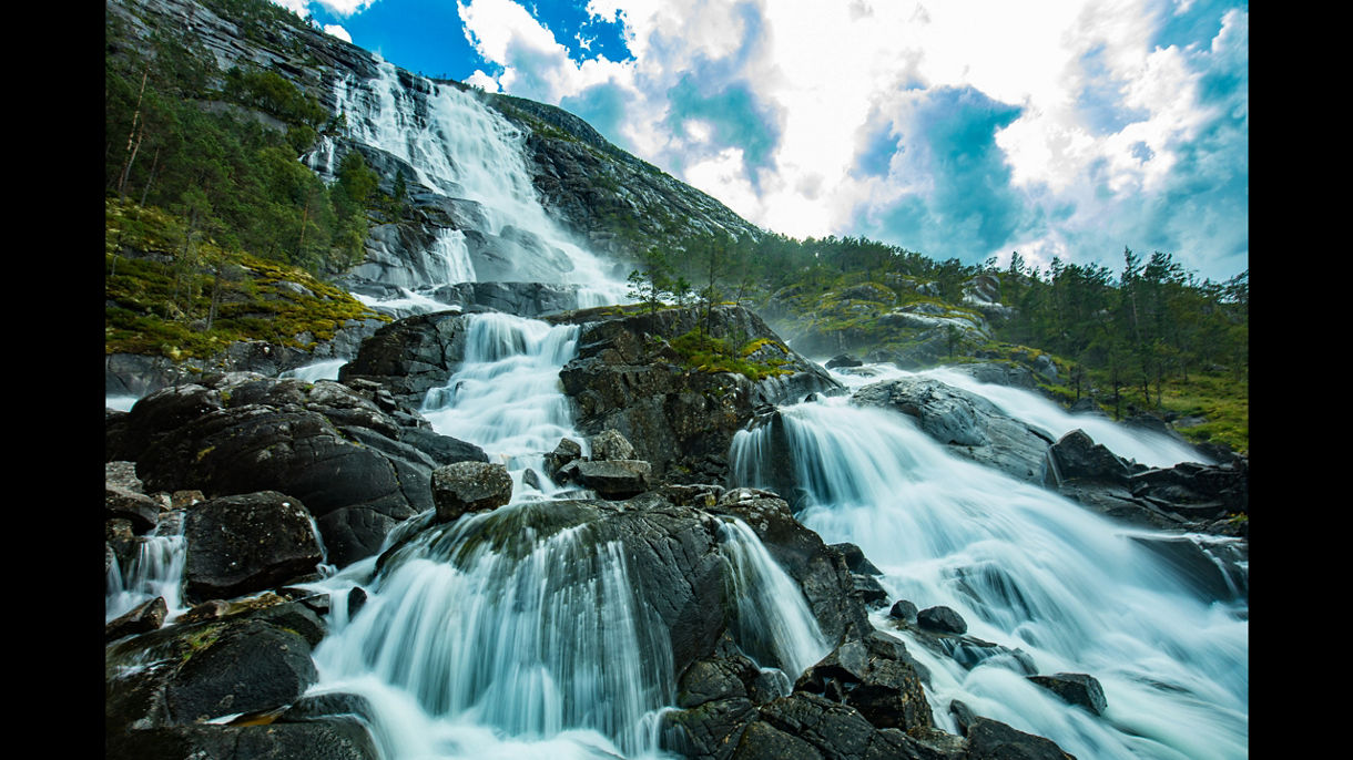 Hike to Langfoss Waterfall