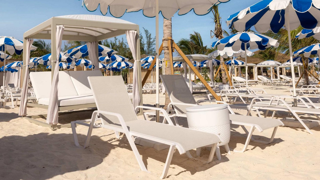RelaxAway Luxury Daybed Rental (4 people maximum)