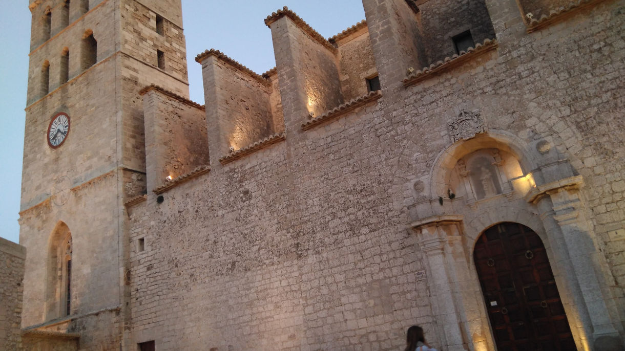 DALT VILA WALKING TOUR