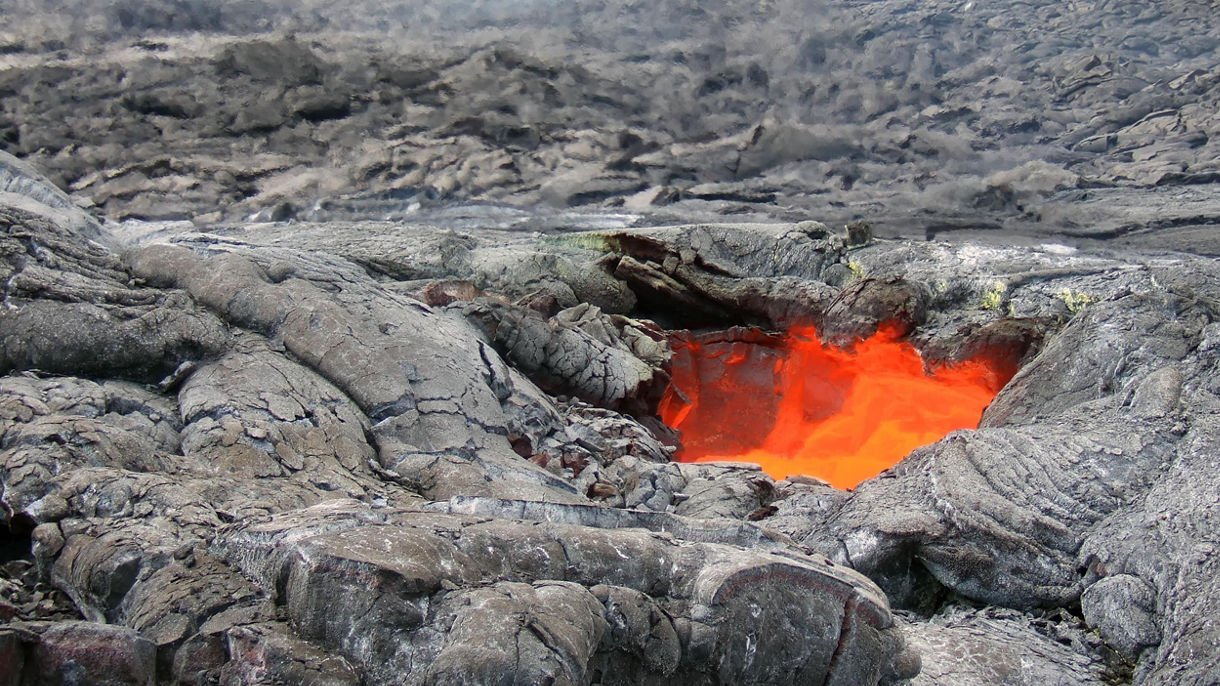 Exclusive Kilauea Summit Walk & Volcano House Experience