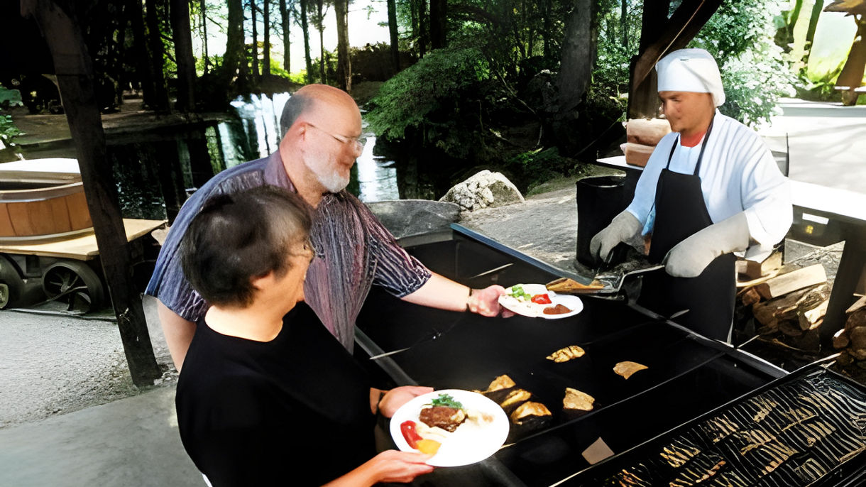 Mendenhall Glacier Helicopter, Guided Walk & Salmon Bake