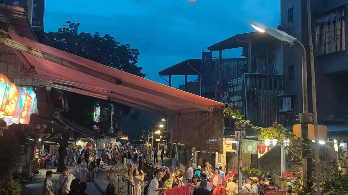 Sky Lantern, Keelung Night View & Miaokou Market at Night
