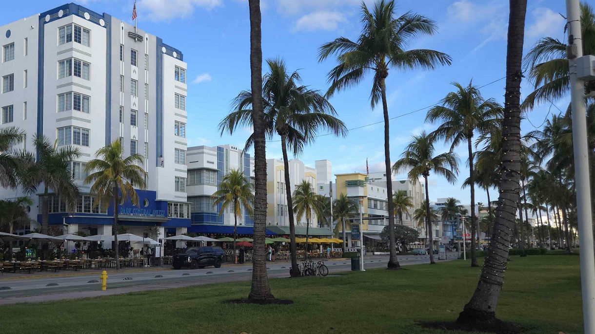 Debark Tour: Scenic Miami & South Beach with Miami Airport Transfer