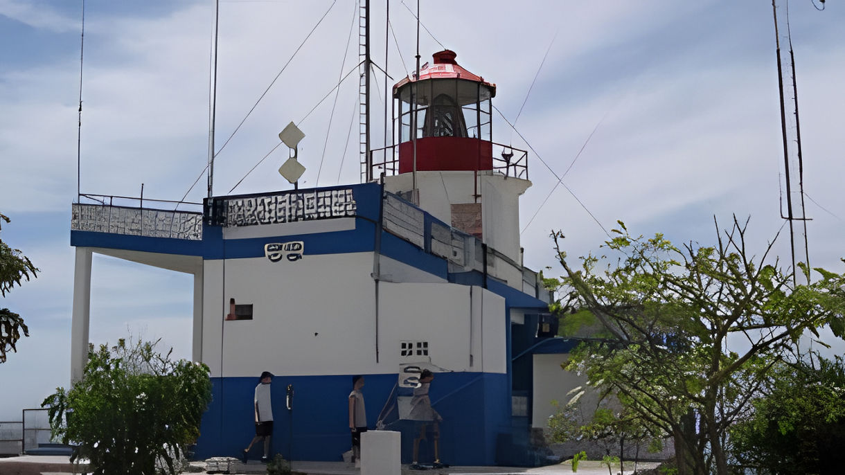 Panoramic Hiking Views to El Faro Lighthouse