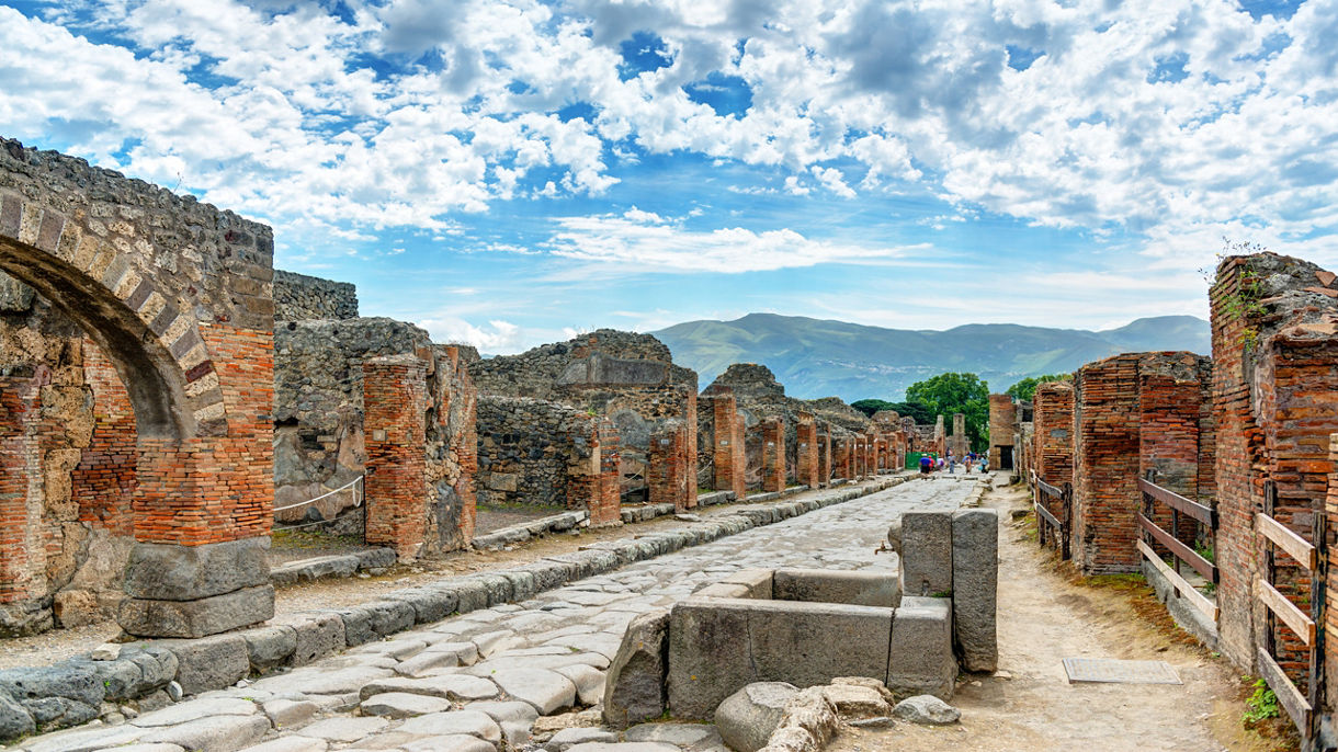 Ultimate Bay of Naples: Pompeii, Positano & Amalfi Coast