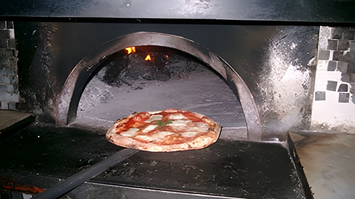 Walking Tour with Borbonic Gallery & Pizza Tasting