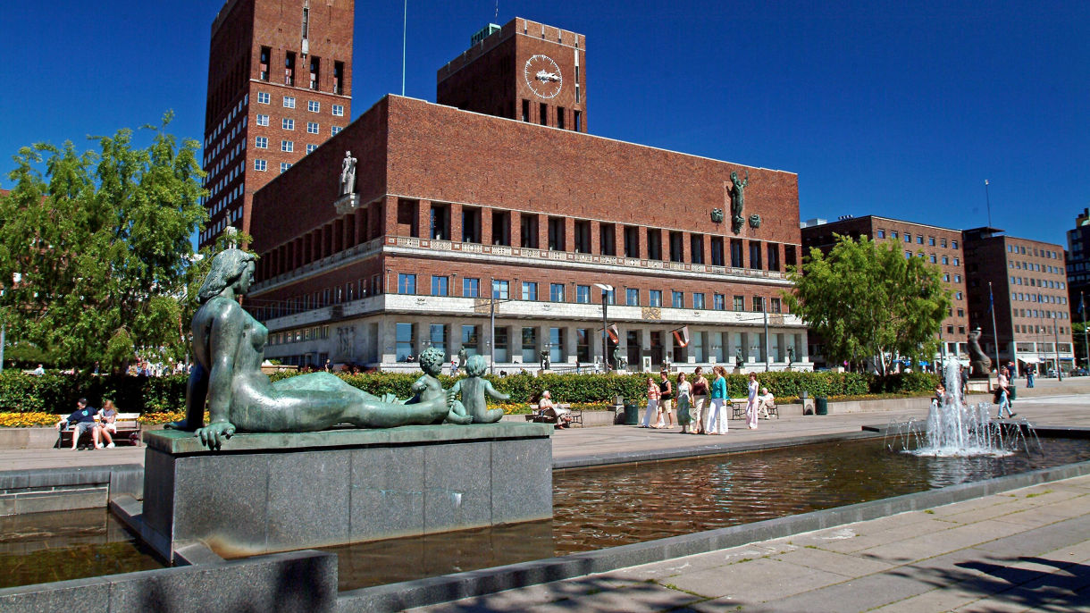 Oslo Walk with Mini Bottle Gallery