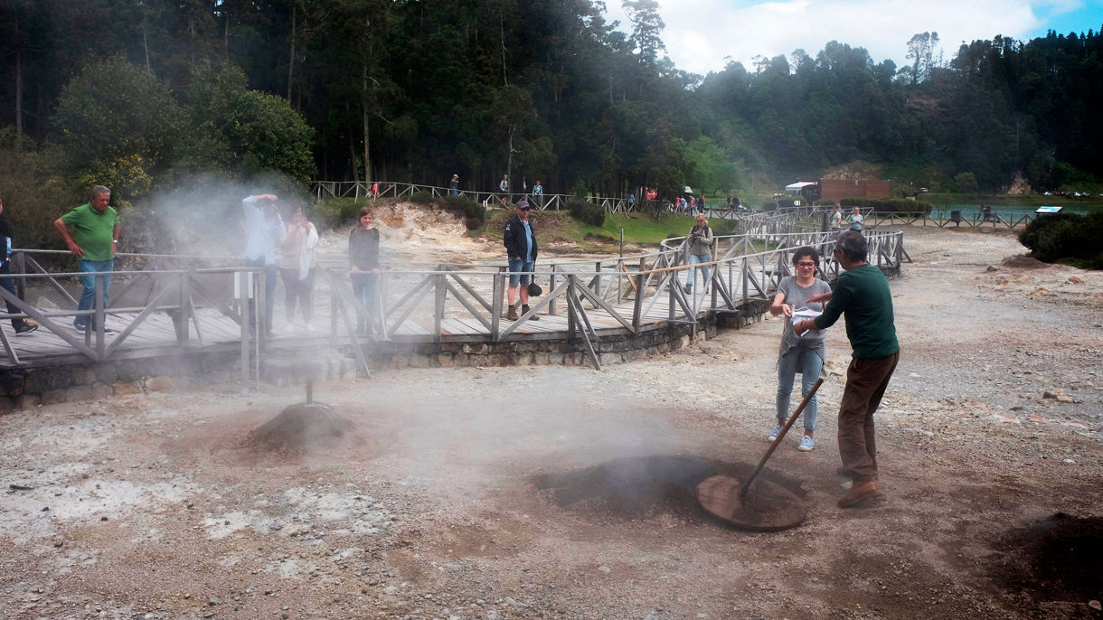 Walking Tour of Furnas Lake & Hot Springs