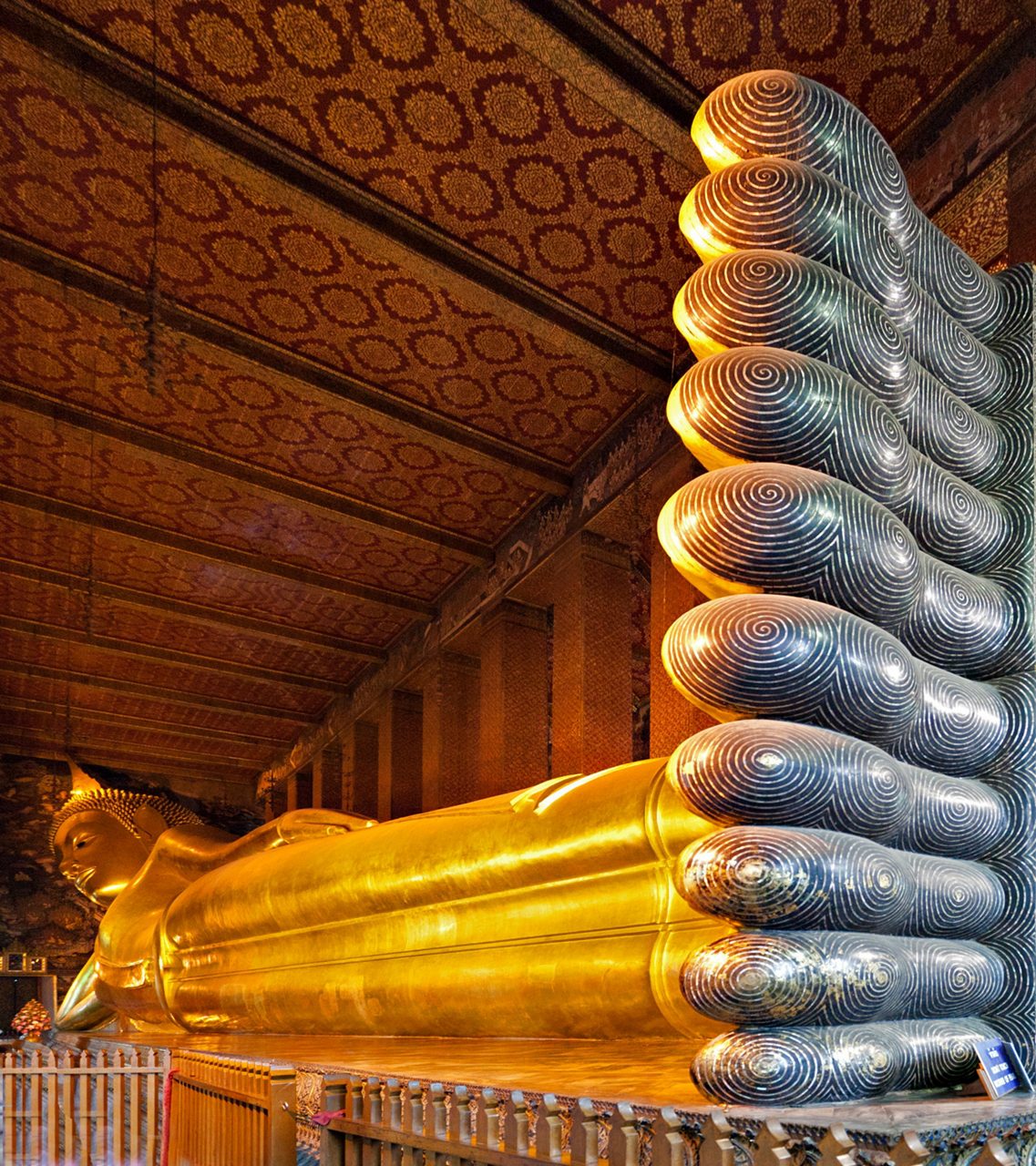 Reclining Buddha, Wat Pho, Bangkok, Thailand..