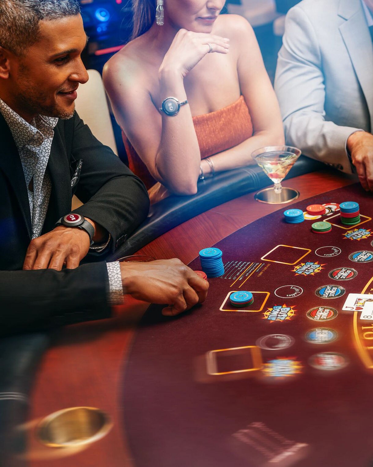 Spelers aan de kaartentafel in Princess Casino