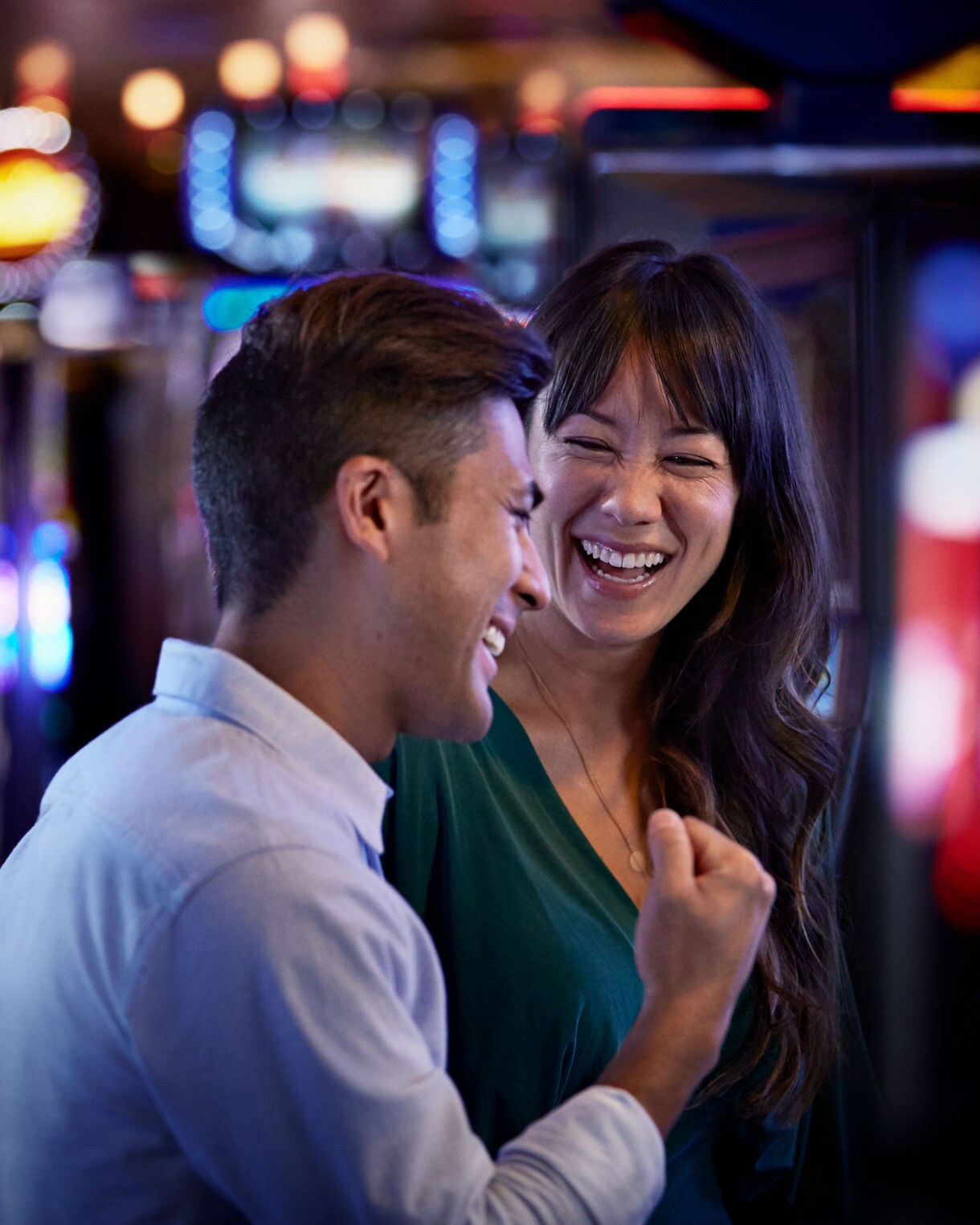 Lachend koppel bij de gokkasten in Princess Casino