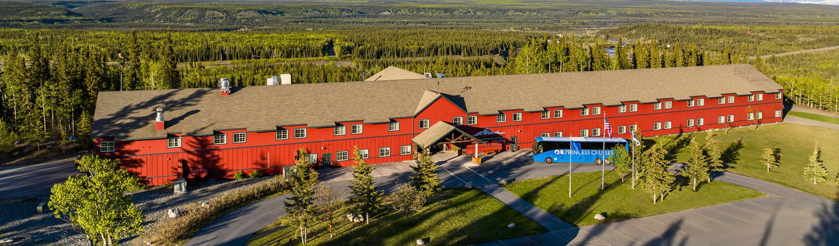 Copper River Princess Wilderness Lodge overlooking Wrangell-St. Elias National Park’.