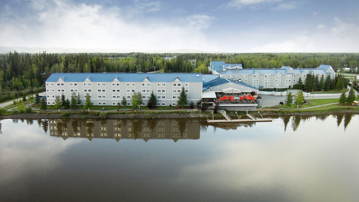Nested along the banks of the Chena River – Fairbanks Princess Riverside Lodge®