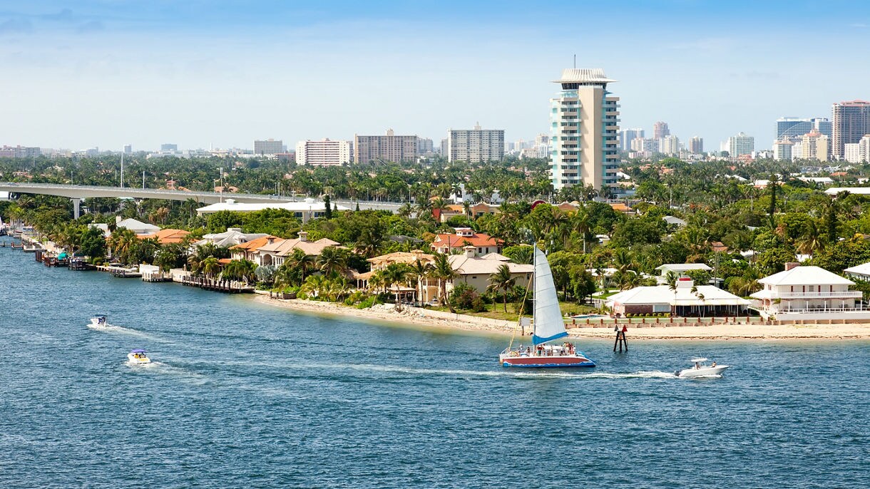 Beach in Ft. Lauderdale with boats cruising.