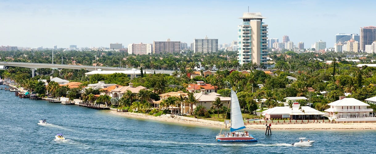 Beach in Ft. Lauderdale with boats cruising.