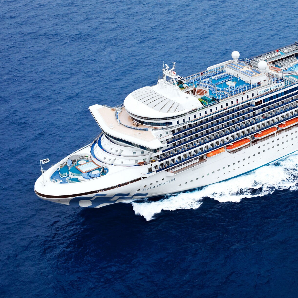 Trans-Atlantic ship view from the top, using a wide camera, showing the beauties in the sea.