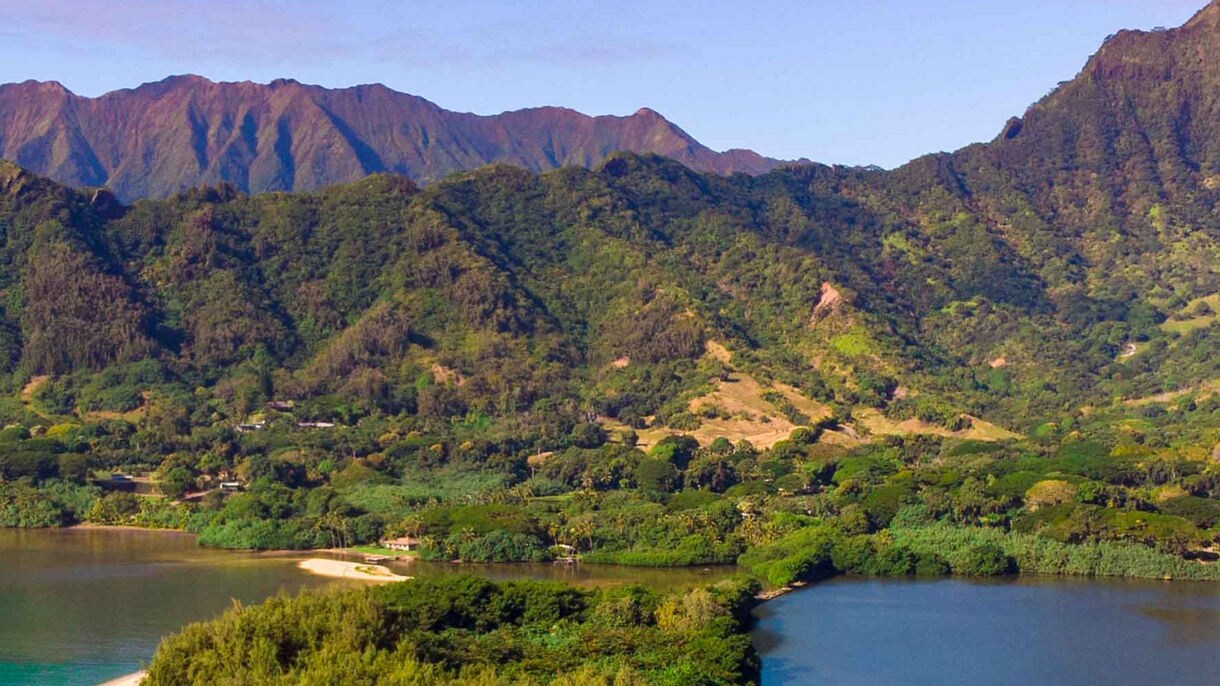 Lush tropical hillsides and vibrant blue waters create Oahu’s unforgettable scenery, where Hawaii’s natural beauty shines in every direction.