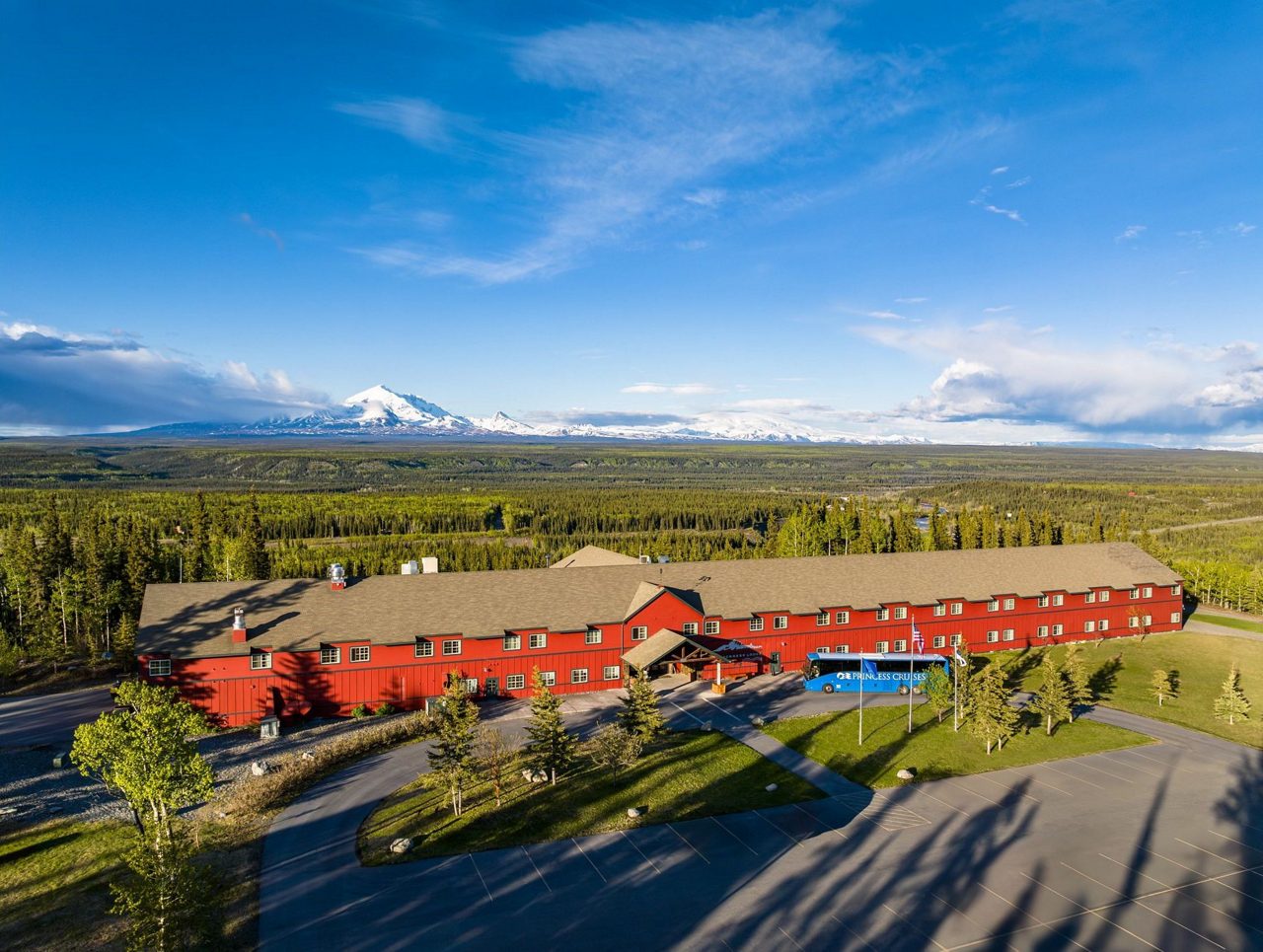 Copper River Princess Wilderness Lodge overlooking Wrangell-St. Elias National Park’.