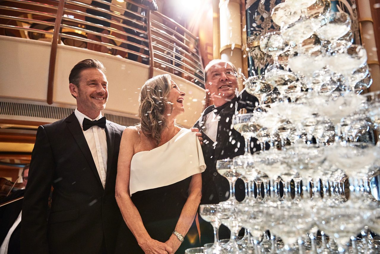 piazza couple champagne waterfall celebration