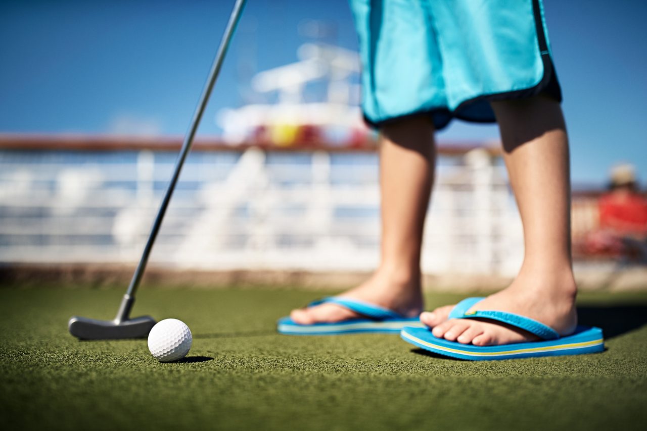 caribbean princess kids playing mini golf