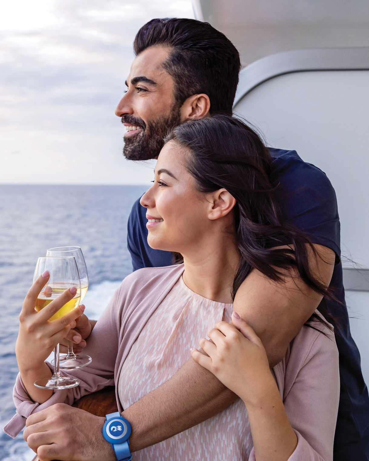 Couplein the balcony embraced and drinking champagne