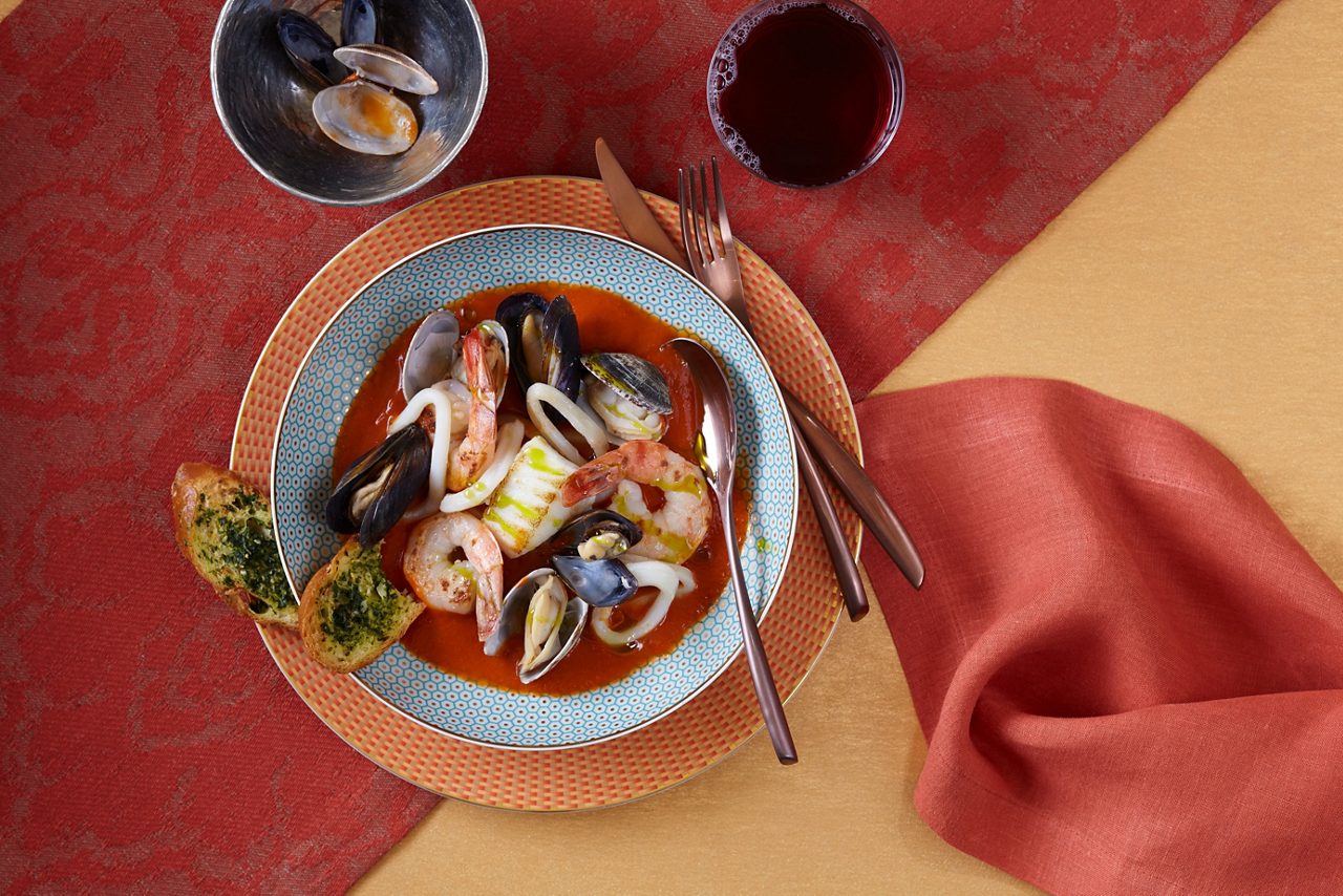 seafood ciopino bowl shrimp muscles clams garlic bread
