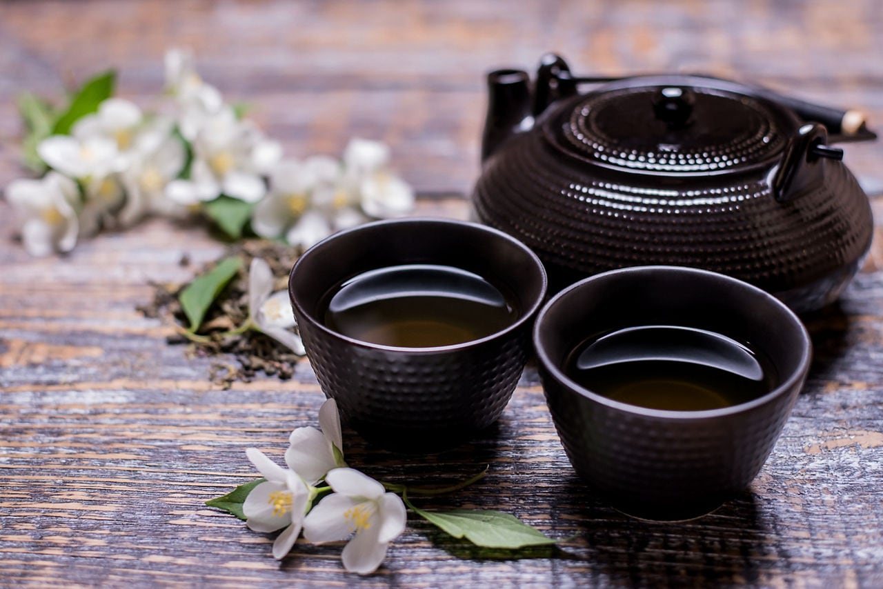 A tea pot and two cups