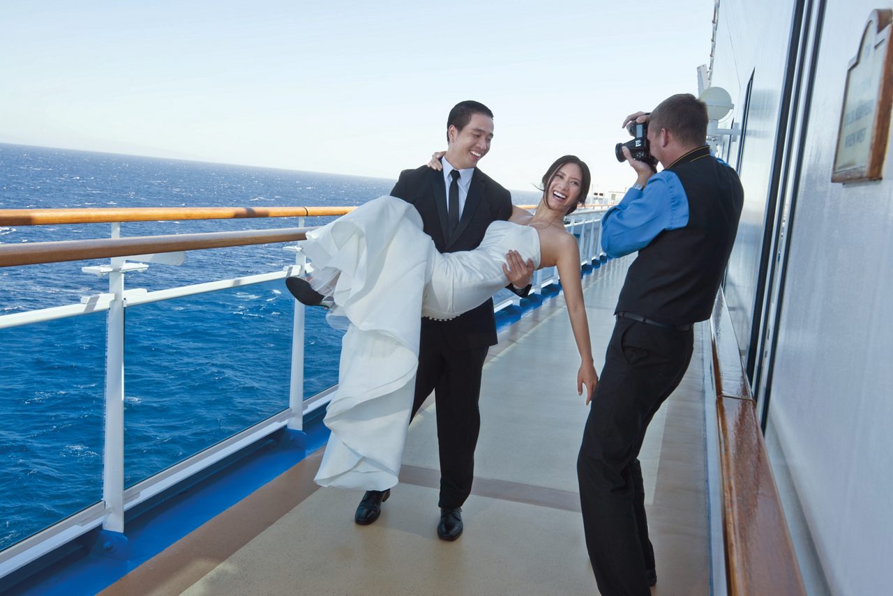 wedding bride groom photoshoot on deck